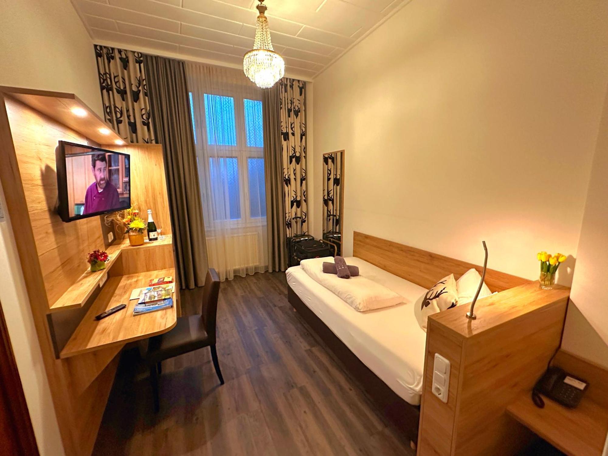 Hotel Am Markt Bacharach Bagian luar foto